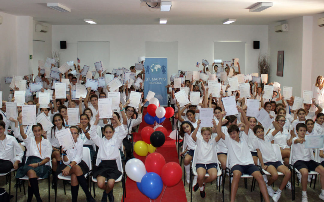 302 alumnos de St. Mary’s School reciben el reconocimiento al multilingüismo.